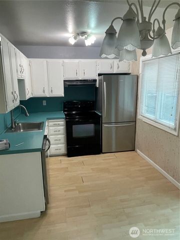 2305 S Pinebrook Lane, Des Moines, WA 98198