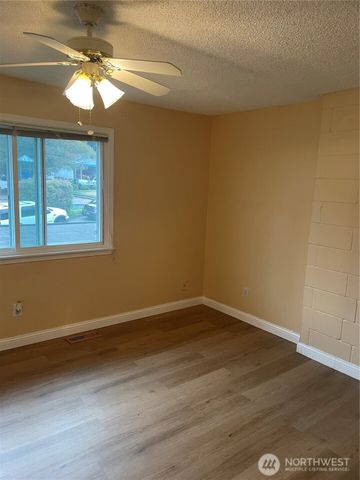 2305 S Pinebrook Lane, Des Moines, WA 98198
