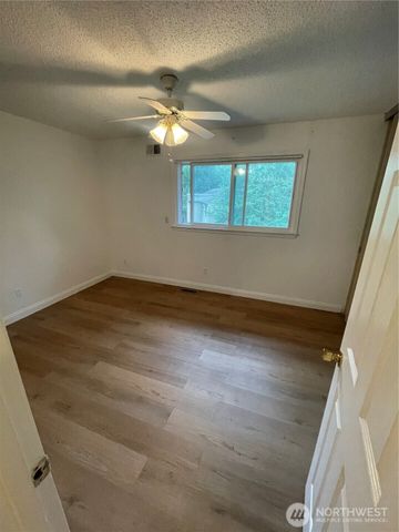 2305 S Pinebrook Lane, Des Moines, WA 98198