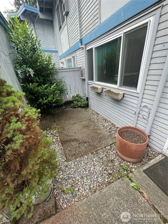 2305 S Pinebrook Lane, Des Moines, WA 98198