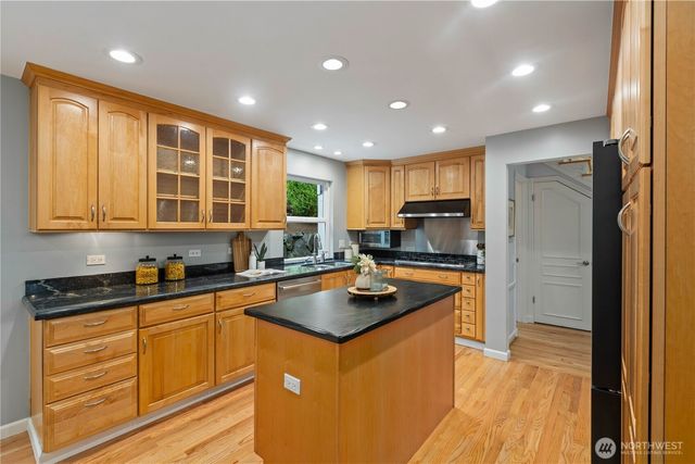 6155 93 Avenue SE, Mercer Island, WA 98040