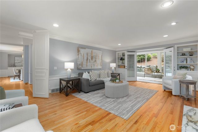 6155 93 Avenue SE, Mercer Island, WA 98040