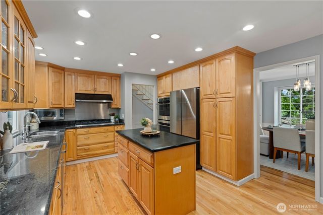 6155 93 Avenue SE, Mercer Island, WA 98040