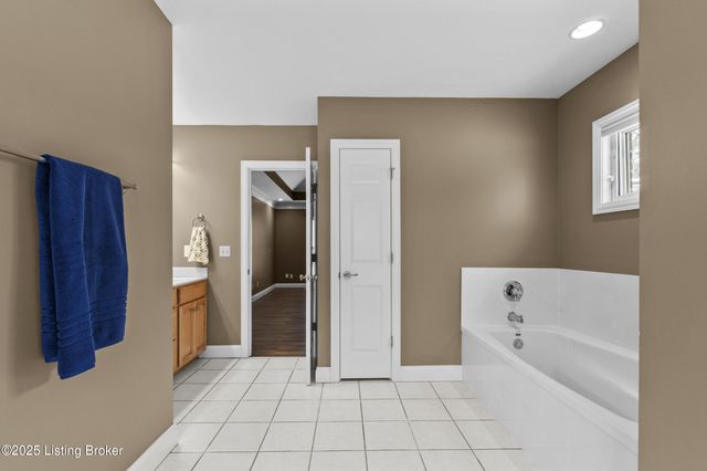 12104 Briargate Ln, Goshen, KY 40026