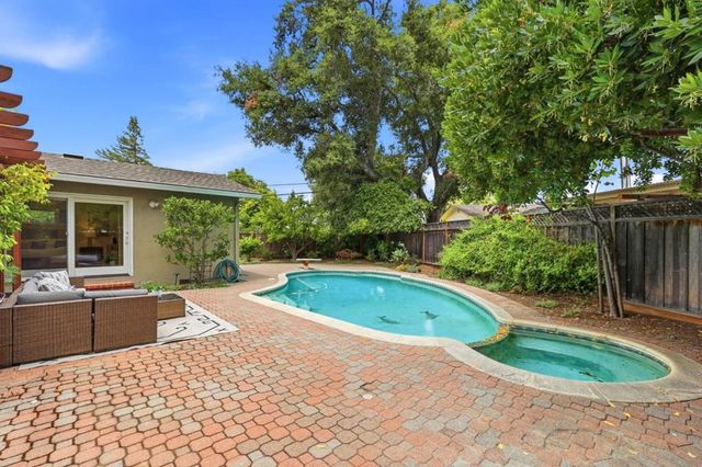 18967 Palo Oaks Court, Saratoga, CA 95070