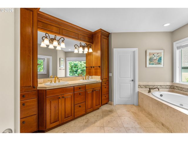 3918 NORTHHAMPTON Ct, West Linn, OR 97068