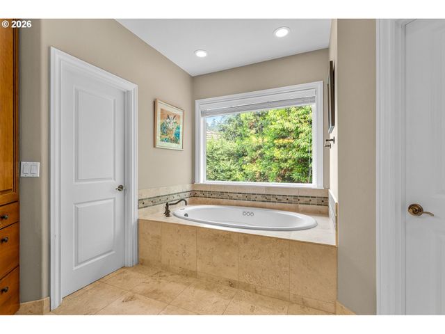 3918 NORTHHAMPTON Ct, West Linn, OR 97068
