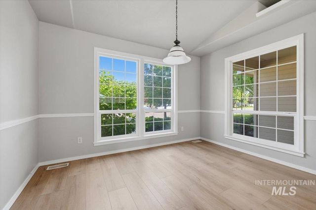 831 W Oakmont Ave, Nampa, ID 83686