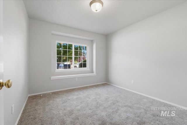 831 W Oakmont Ave, Nampa, ID 83686