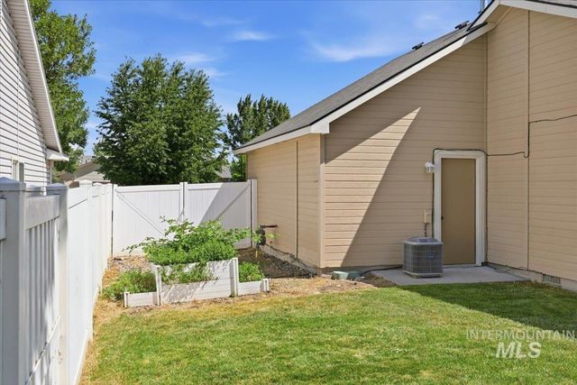 831 W Oakmont Ave, Nampa, ID 83686
