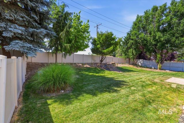 831 W Oakmont Ave, Nampa, ID 83686