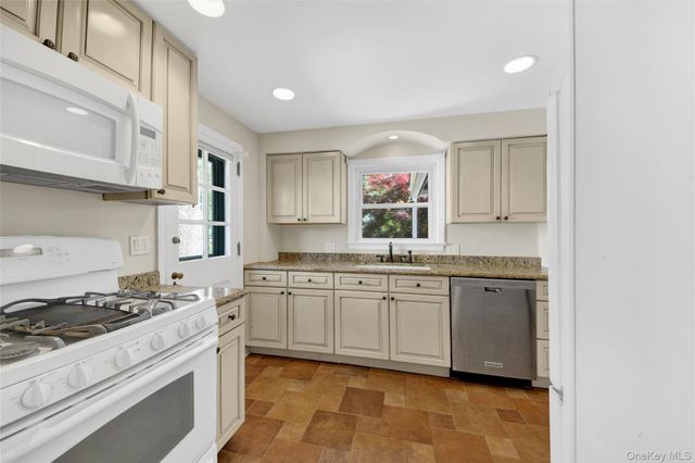 19 aka 29 The Crossway, Yonkers, NY 10701