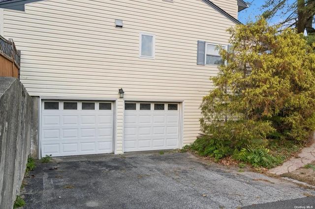 1 Squire Lane, Kings Park, NY 11754