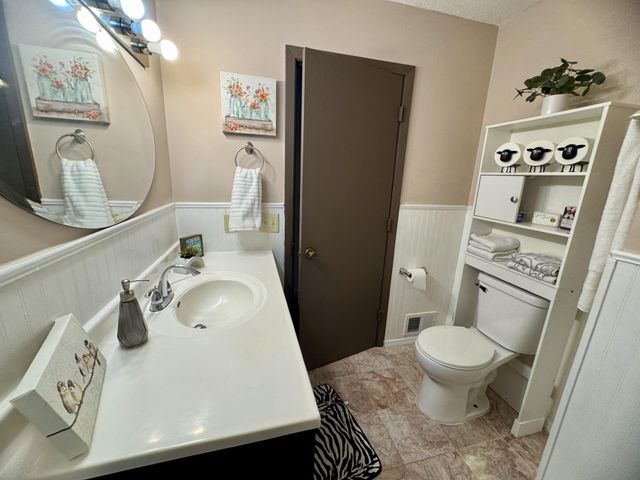 2002 Arkwright Street, Maplewood, MN 55117