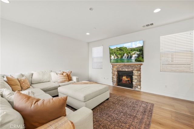 28384 Vista Del Rio, Valencia, CA 91354