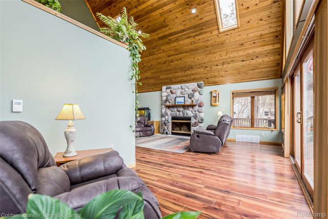 8160 Halfway Drive, Hamburg Township, MI 48116