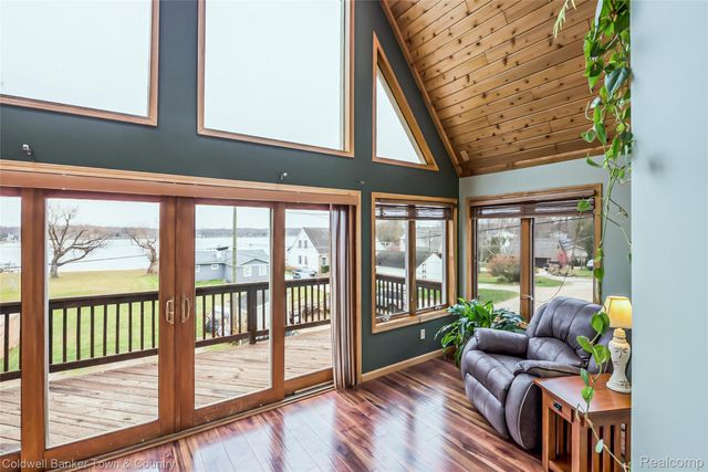 8160 Halfway Drive, Hamburg Township, MI 48116