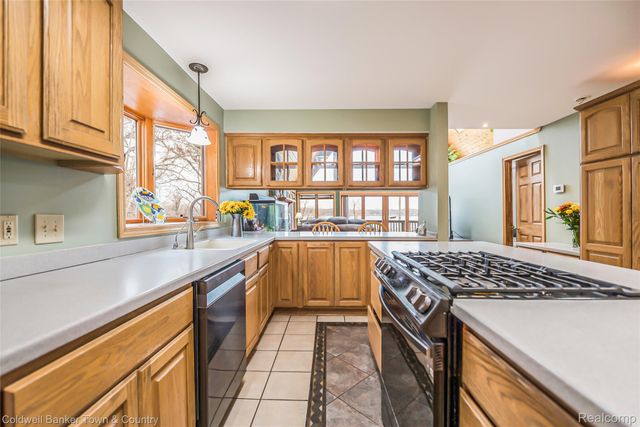 8160 Halfway Drive, Hamburg Township, MI 48116