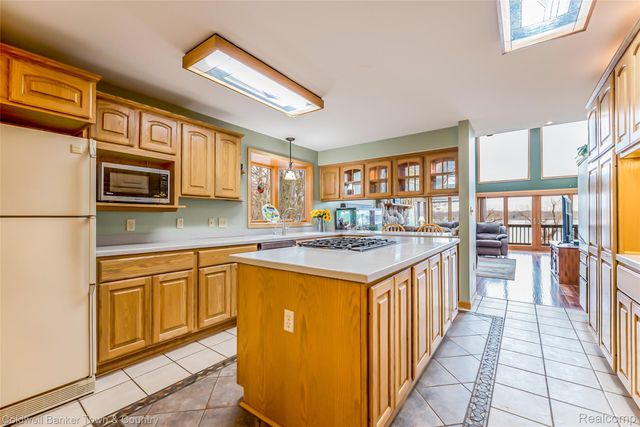 8160 Halfway Drive, Hamburg Township, MI 48116