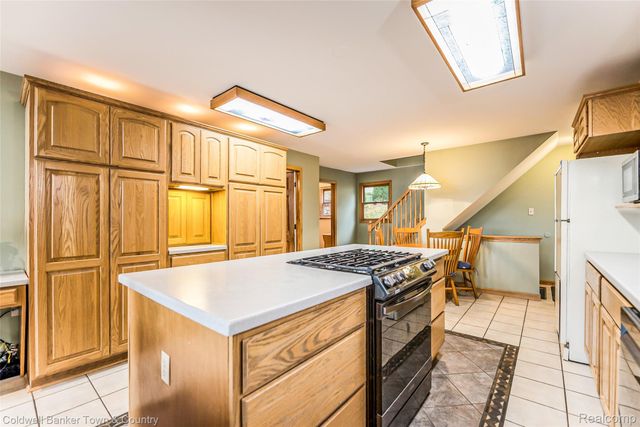 8160 Halfway Drive, Hamburg Township, MI 48116