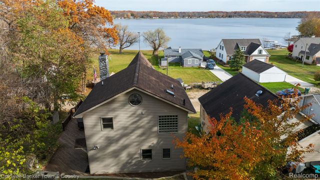 8160 Halfway Drive, Hamburg Township, MI 48116