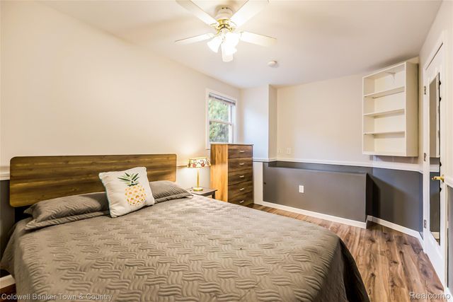 8160 Halfway Drive, Hamburg Township, MI 48116