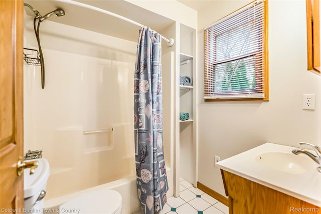 8160 Halfway Drive, Hamburg Township, MI 48116