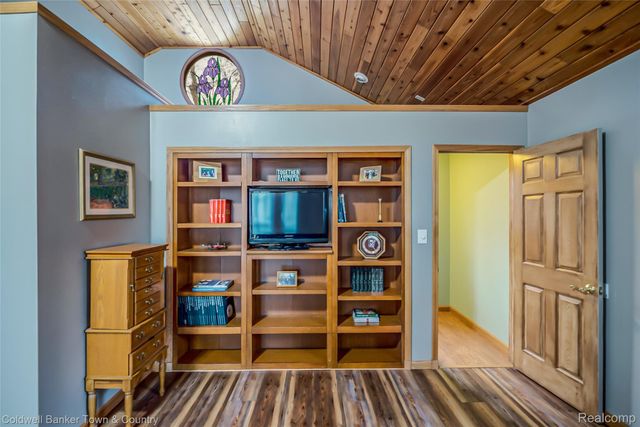 8160 Halfway Drive, Hamburg Township, MI 48116