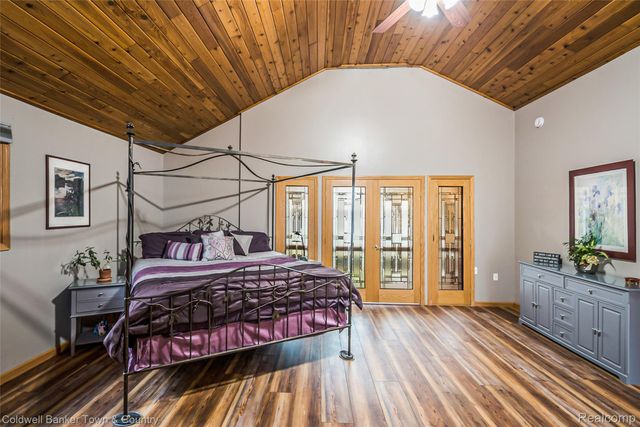 8160 Halfway Drive, Hamburg Township, MI 48116