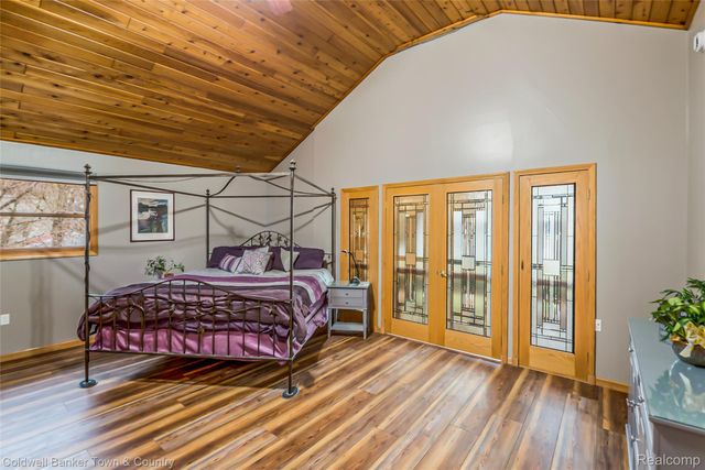 8160 Halfway Drive, Hamburg Township, MI 48116