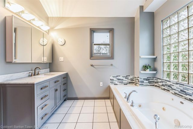 8160 Halfway Drive, Hamburg Township, MI 48116