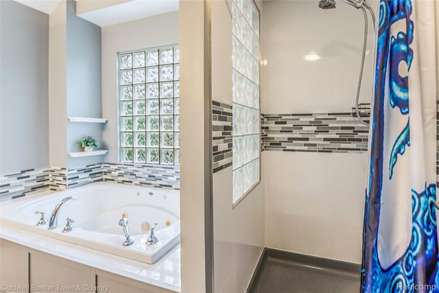 8160 Halfway Drive, Hamburg Township, MI 48116