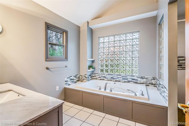 8160 Halfway Drive, Hamburg Township, MI 48116