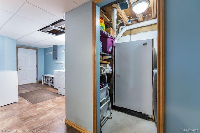 8160 Halfway Drive, Hamburg Township, MI 48116