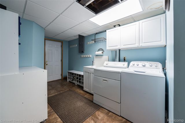 8160 Halfway Drive, Hamburg Township, MI 48116