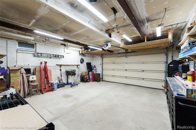 8160 Halfway Drive, Hamburg Township, MI 48116