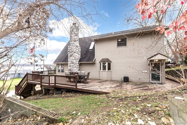 8160 Halfway Drive, Hamburg Township, MI 48116