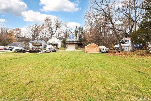 8160 Halfway Drive, Hamburg Township, MI 48116