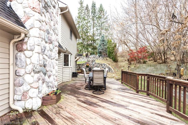 8160 Halfway Drive, Hamburg Township, MI 48116