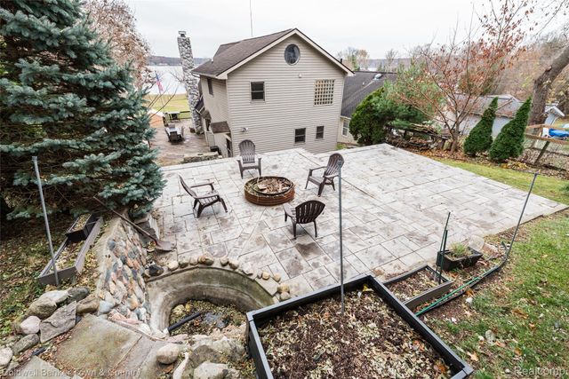 8160 Halfway Drive, Hamburg Township, MI 48116