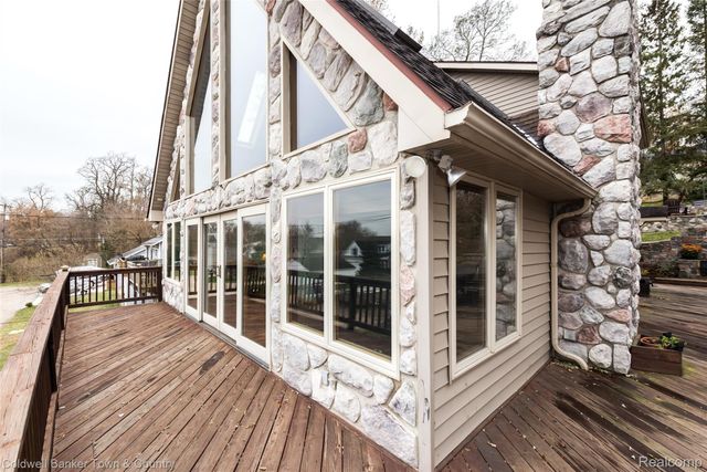 8160 Halfway Drive, Hamburg Township, MI 48116