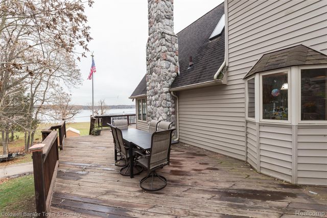 8160 Halfway Drive, Hamburg Township, MI 48116