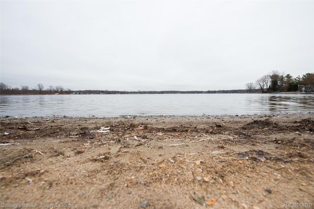 8160 Halfway Drive, Hamburg Township, MI 48116