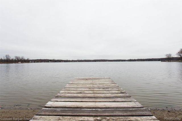 8160 Halfway Drive, Hamburg Township, MI 48116