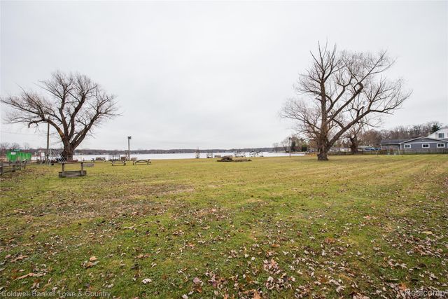 8160 Halfway Drive, Hamburg Township, MI 48116