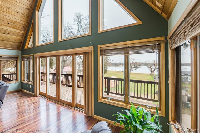 8160 Halfway Drive, Hamburg Township, MI 48116