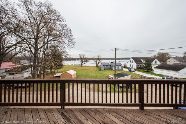 8160 Halfway Drive, Hamburg Township, MI 48116