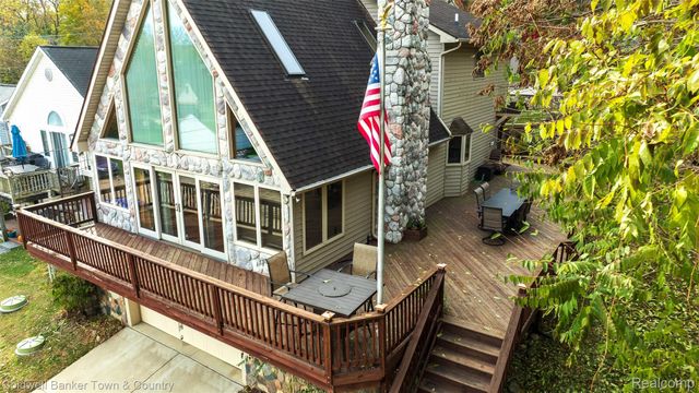 8160 Halfway Drive, Hamburg Township, MI 48116