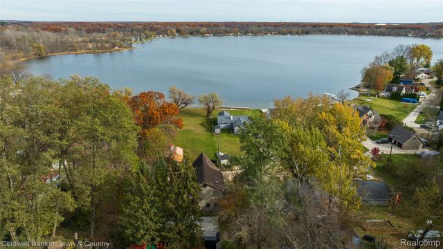 8160 Halfway Drive, Hamburg Township, MI 48116