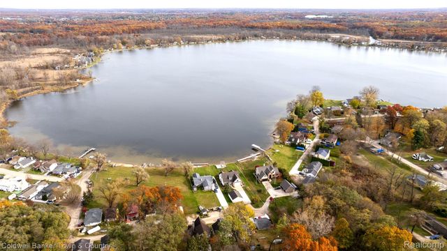 8160 Halfway Drive, Hamburg Township, MI 48116